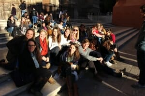 Kearney: algunos alumnos fuera de la catedral de Granada